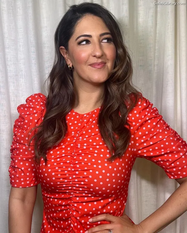 D'Arcy Carden photo 20 of 189