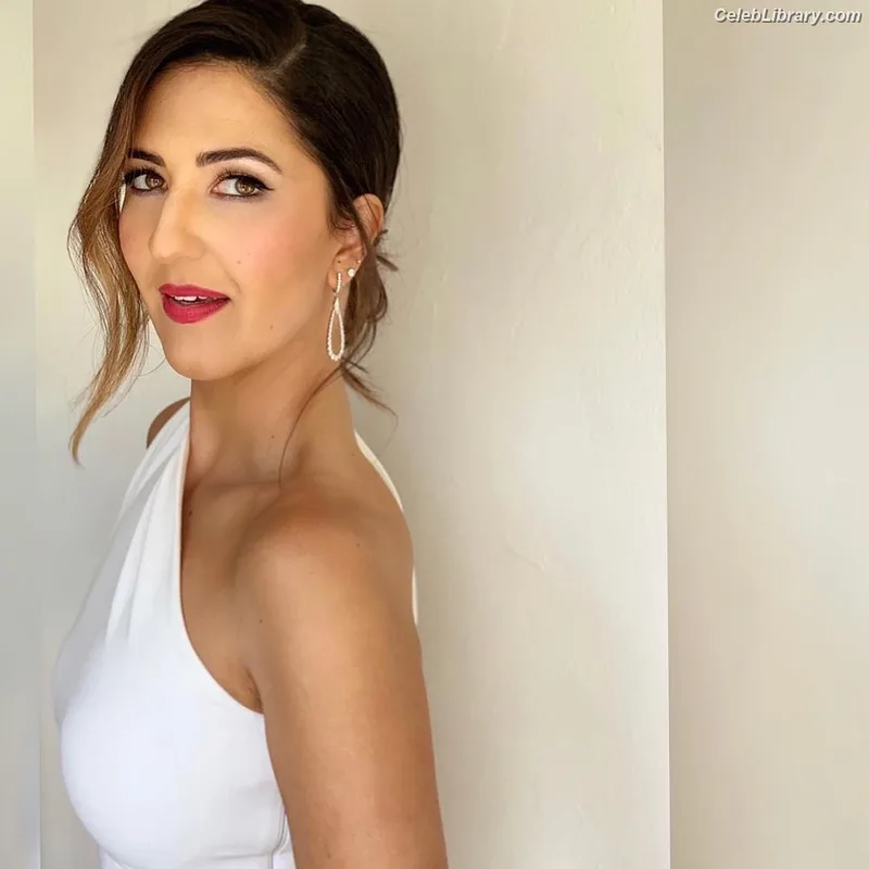 D'Arcy Carden photo 18 of 189