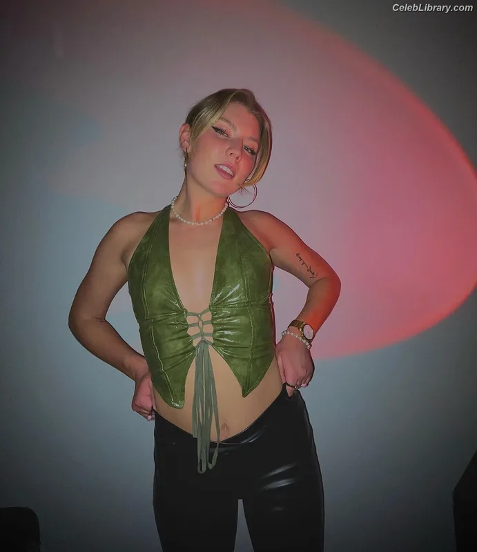 Dasha Novotny photo 14 of 105