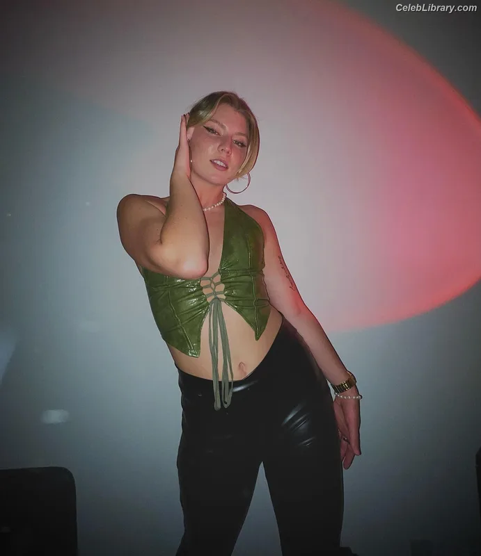Dasha Novotny photo 15 of 105