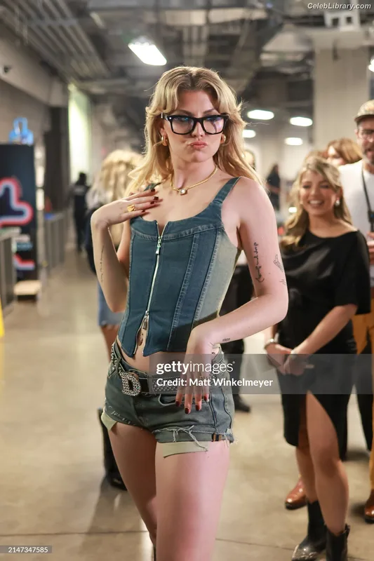 Dasha Novotny photo 23 of 105