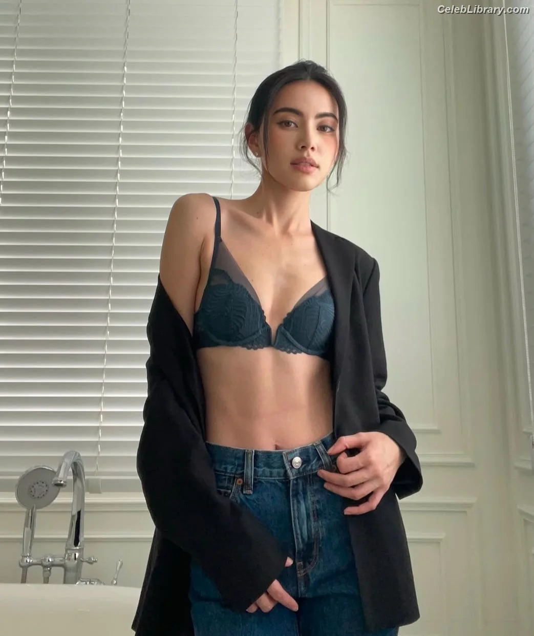 Davika Hoorne photo 8 of 29