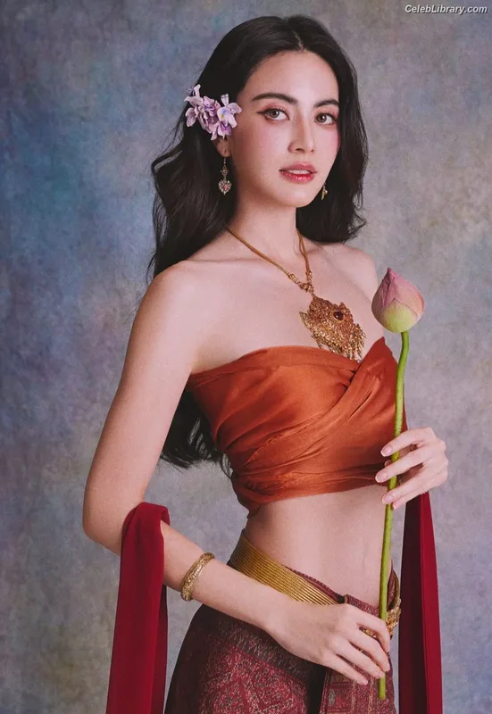 Davika Hoorne photo 2 of 30