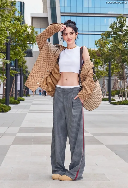 Davika Hoorne photo 4 of 30
