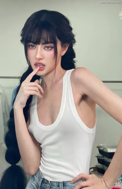 Davika Hoorne photo 5 of 30