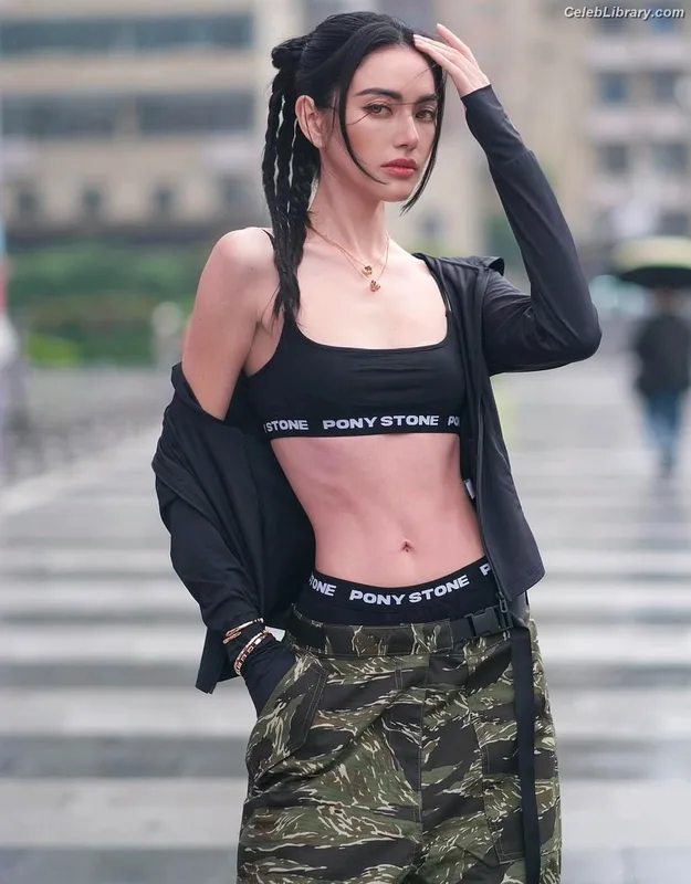 Davika Hoorne photo 14 of 30