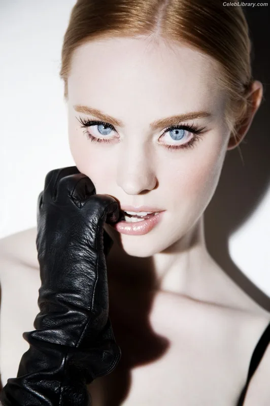 Deborah Ann Woll photo 16 of 165