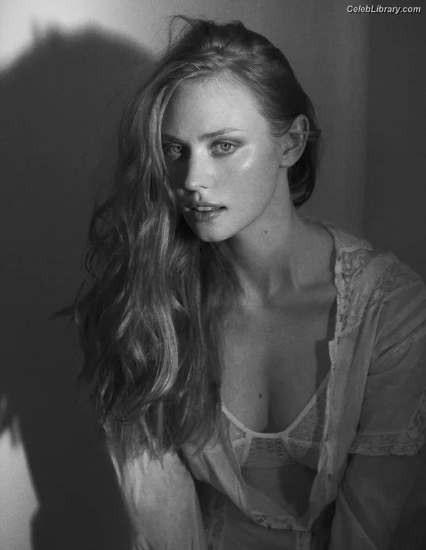 Deborah Ann Woll photo 9 of 165