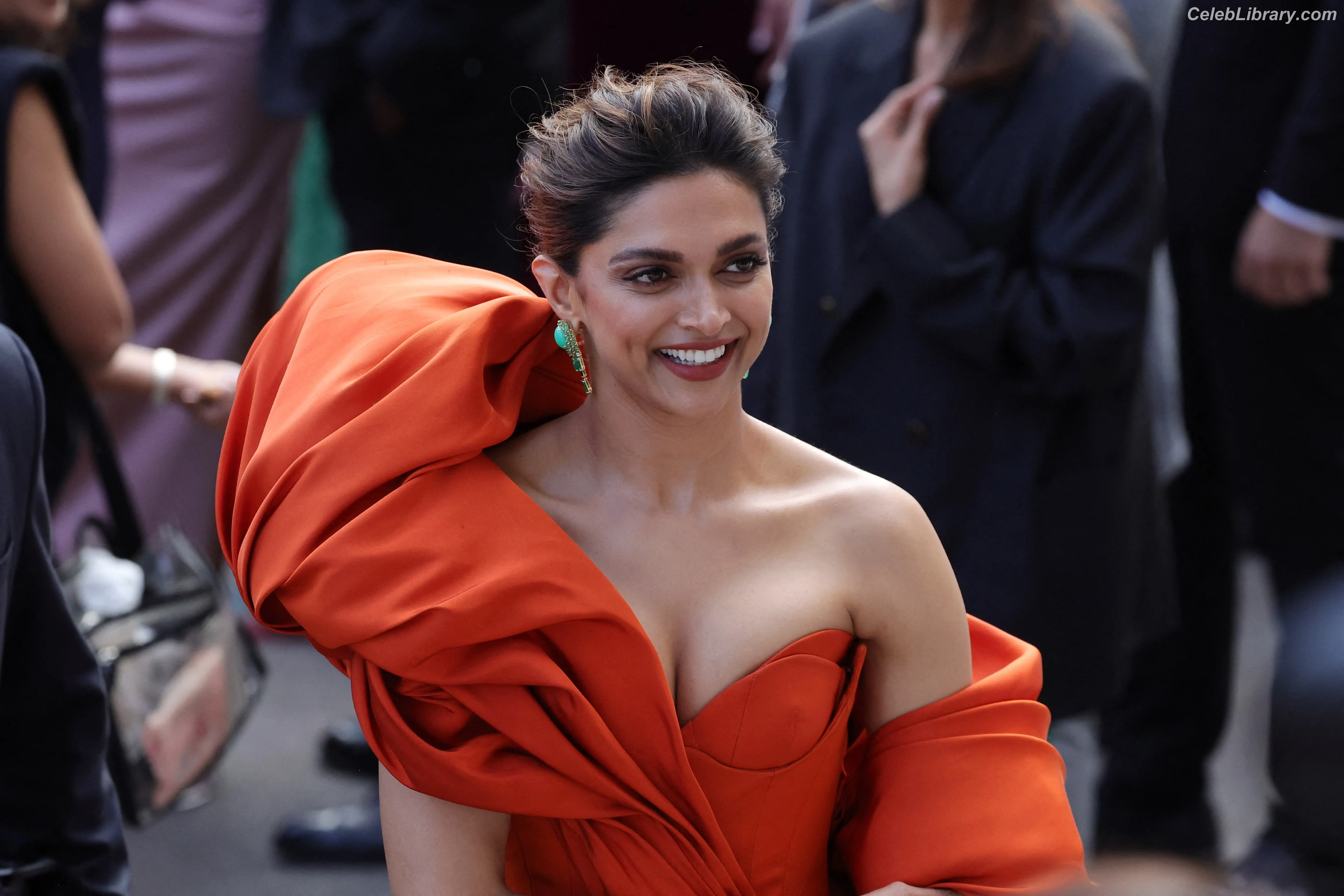 Deepika Padukone photo 5 of 75