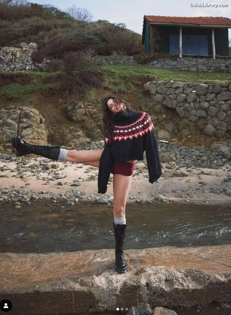 Demet Özdemir photo 17 of 325