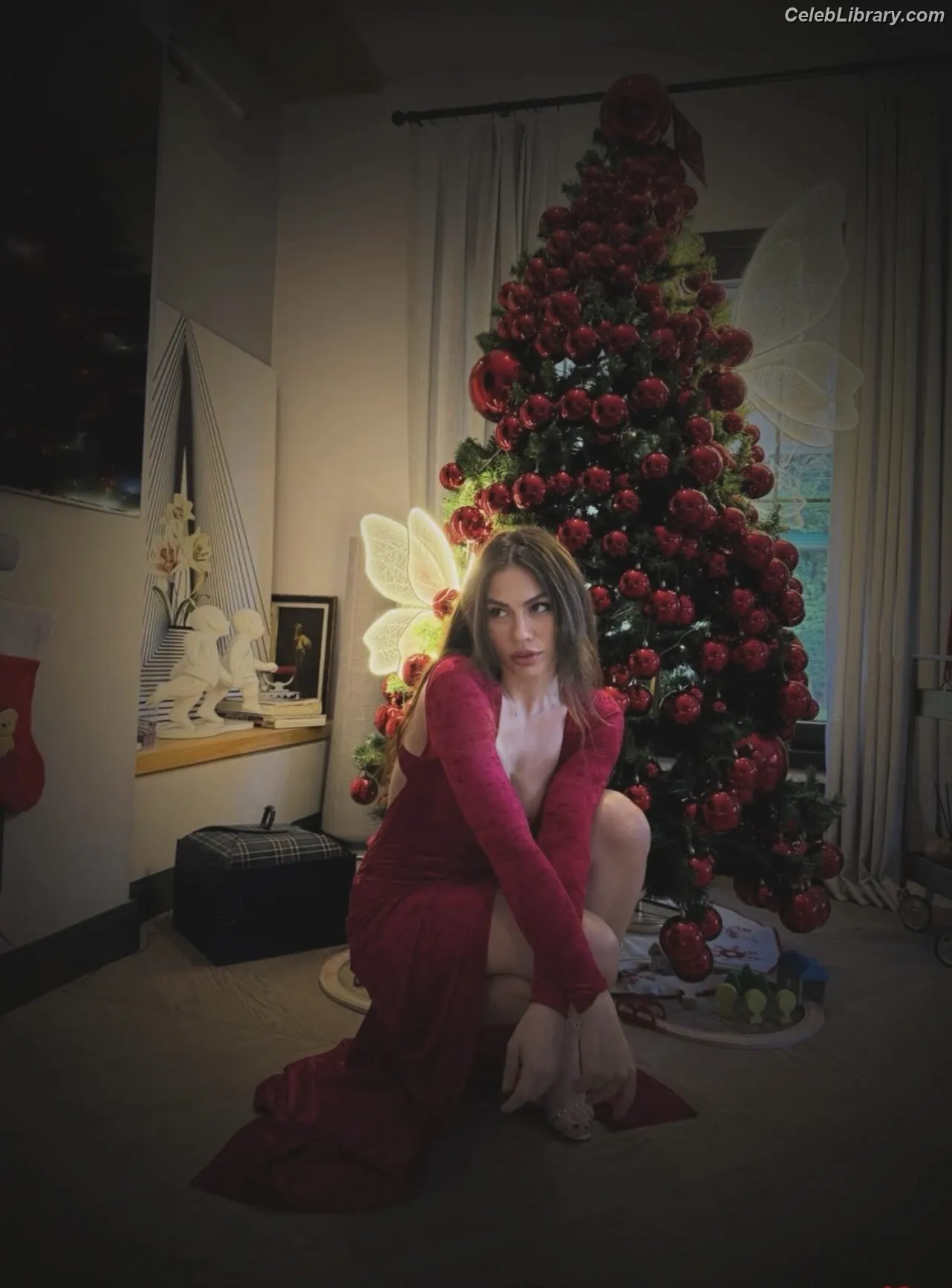 Demet Özdemir photo 14 of 325