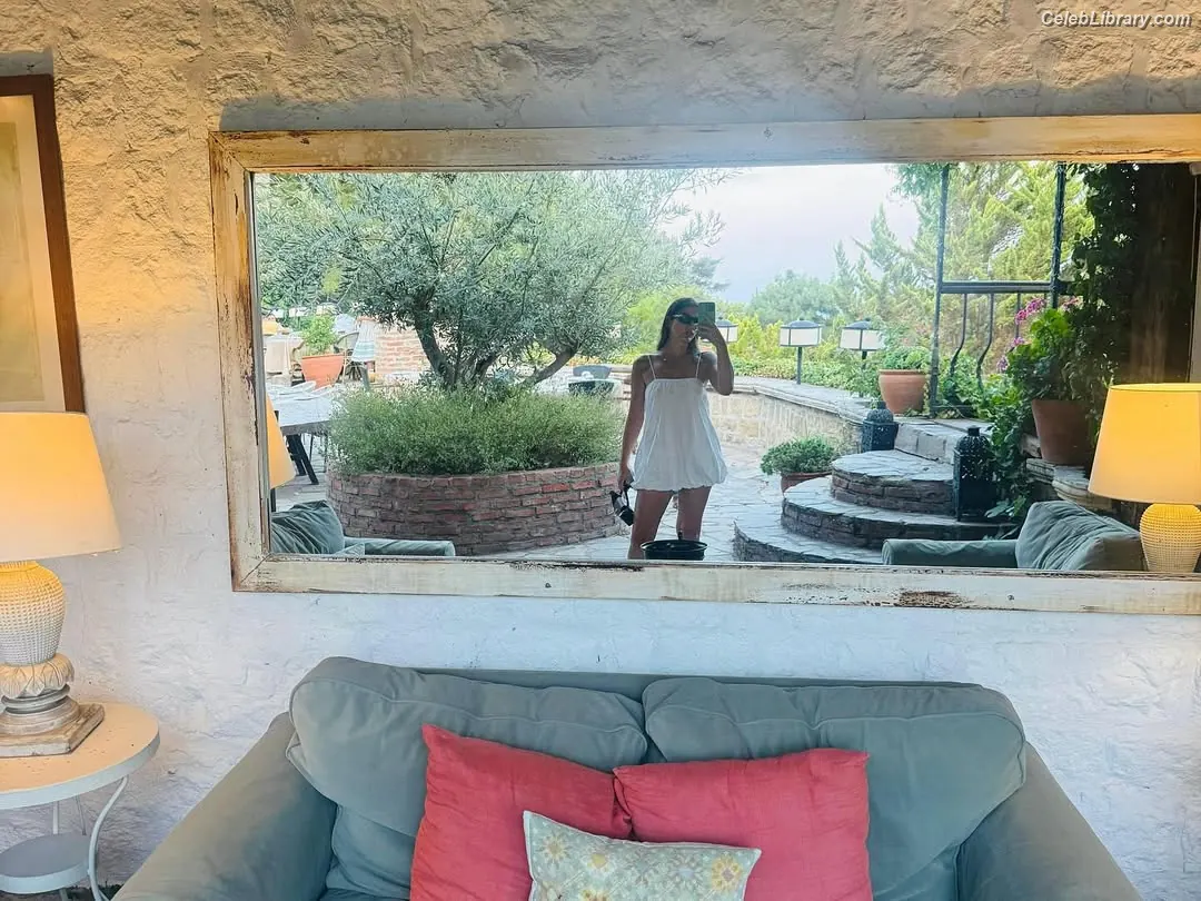 Demet Özdemir photo 4 of 325