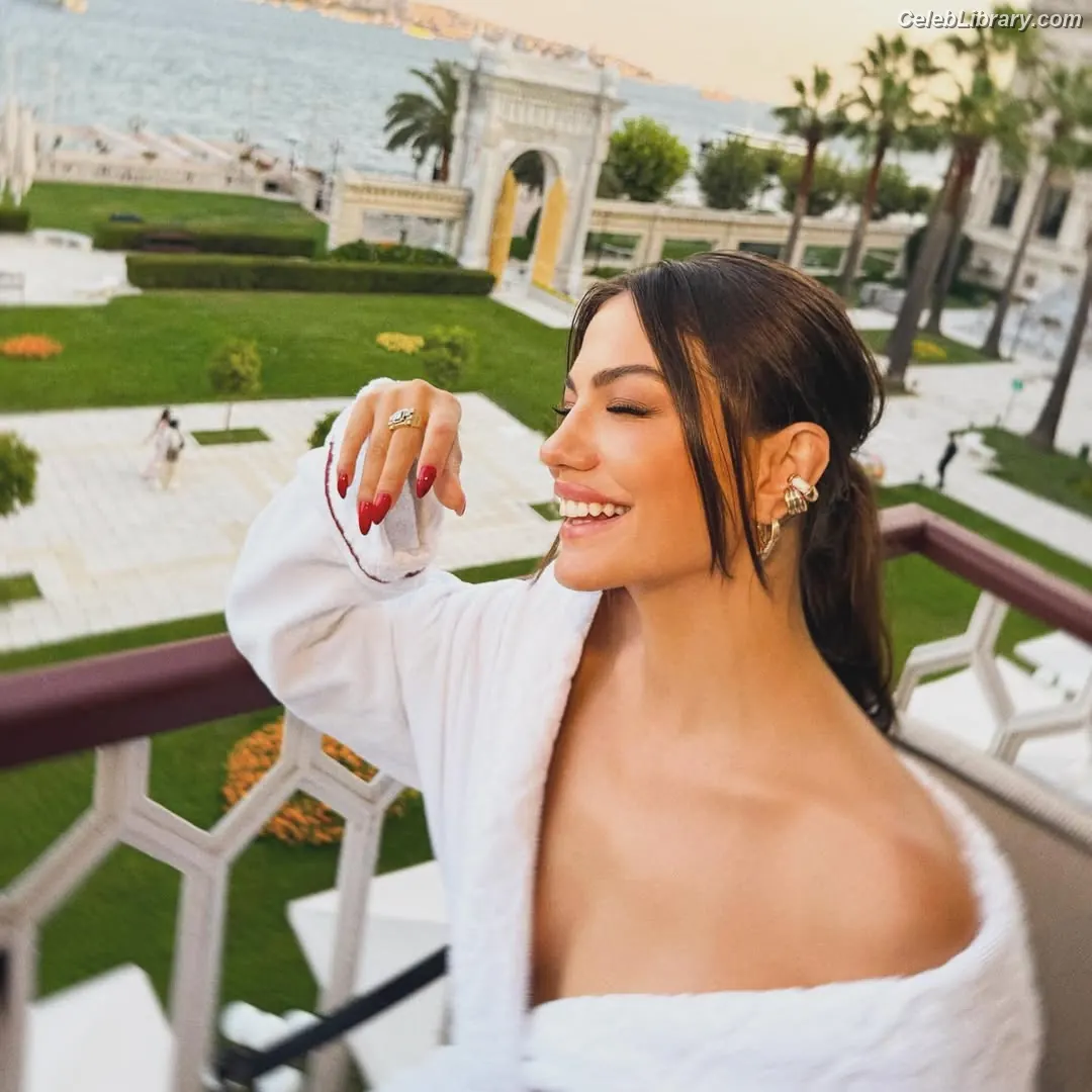 Demet Özdemir photo 13 of 325
