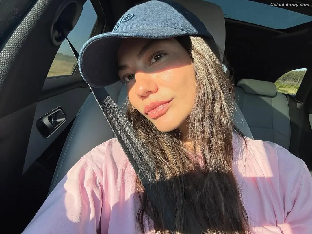 Demet Özdemir photo 14 of 325