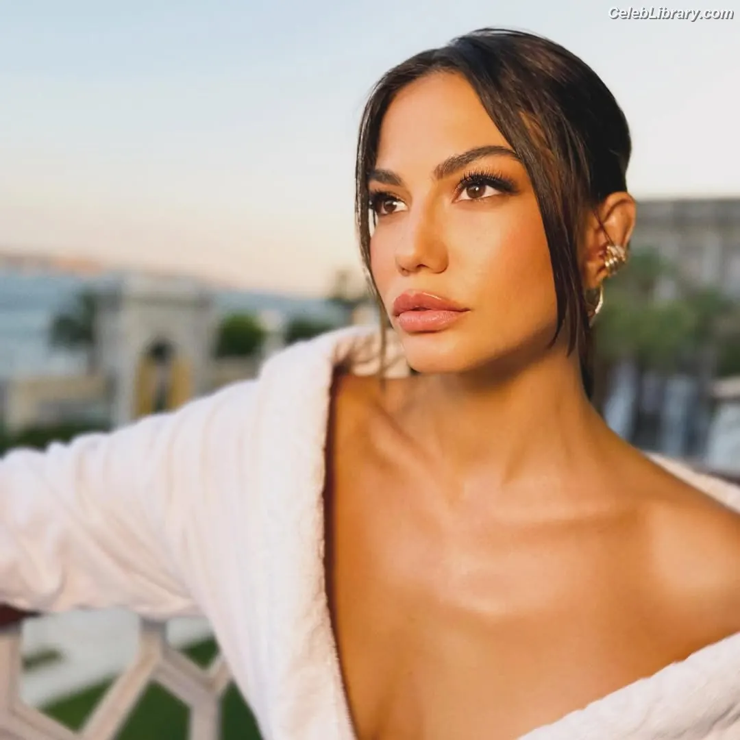 Demet Özdemir photo 21 of 325