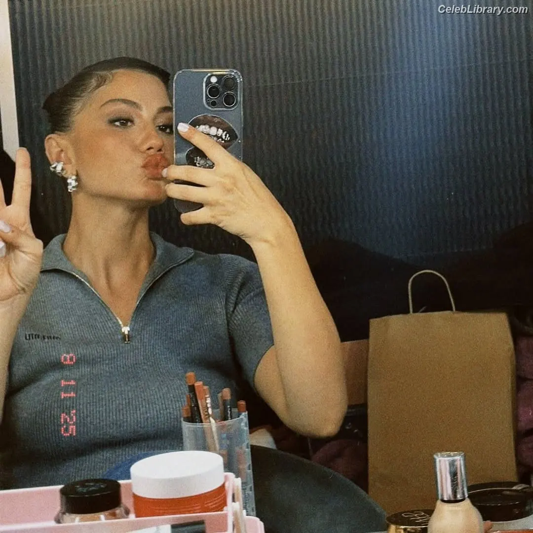 Demet Özdemir photo 22 of 325