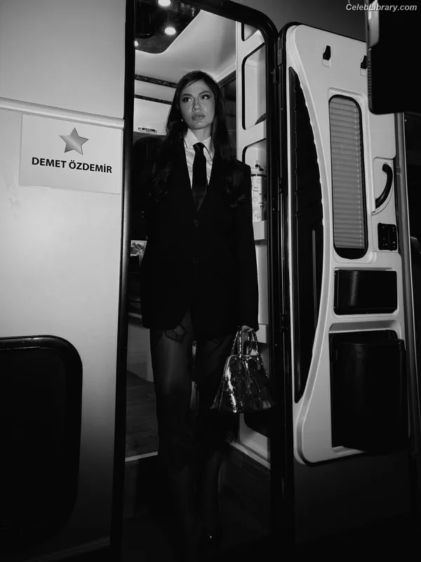 Demet Özdemir photo 8 of 326