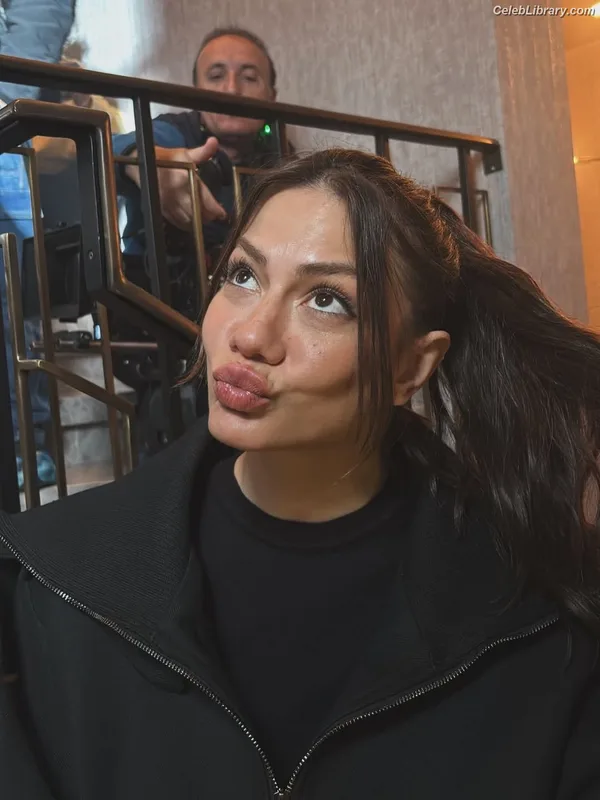 Demet Özdemir photo 11 of 326
