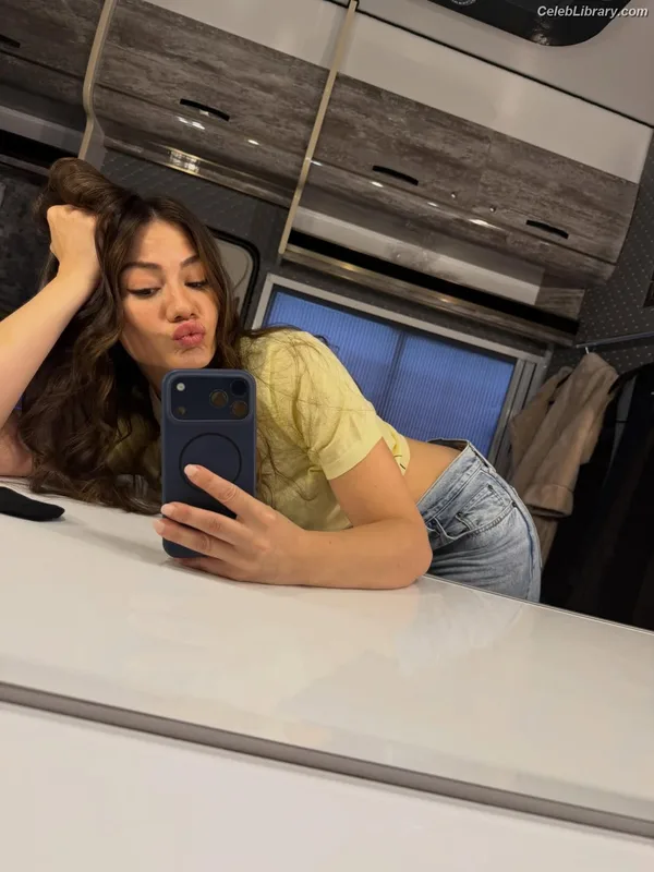 Demet Özdemir photo 13 of 326