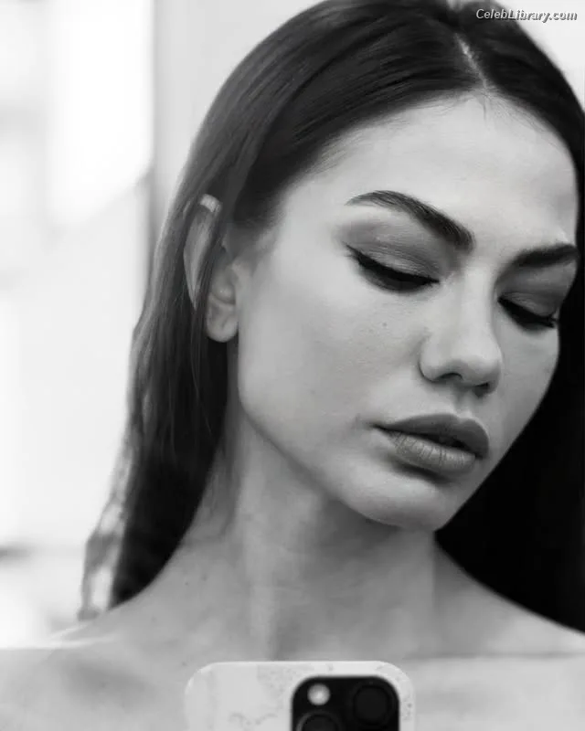Demet Özdemir photo 4 of 326