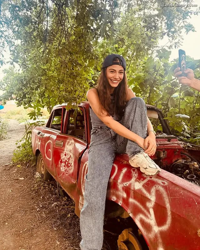 Demet Özdemir photo 7 of 326