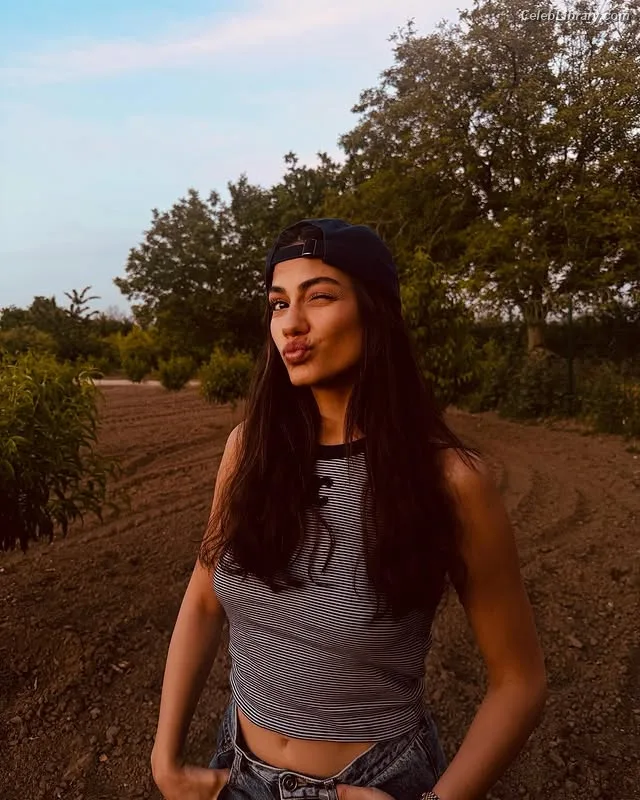 Demet Özdemir photo 8 of 326