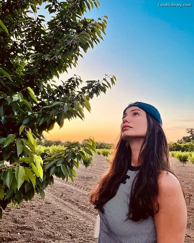 Demet Özdemir photo 9 of 326