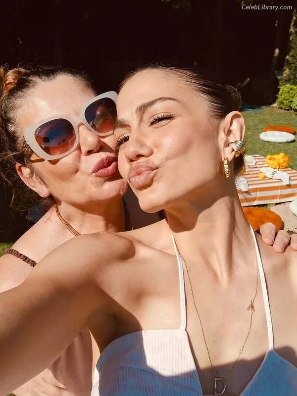 Demet Özdemir photo 12 of 326