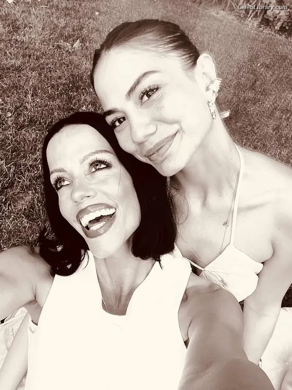 Demet Özdemir photo 13 of 326