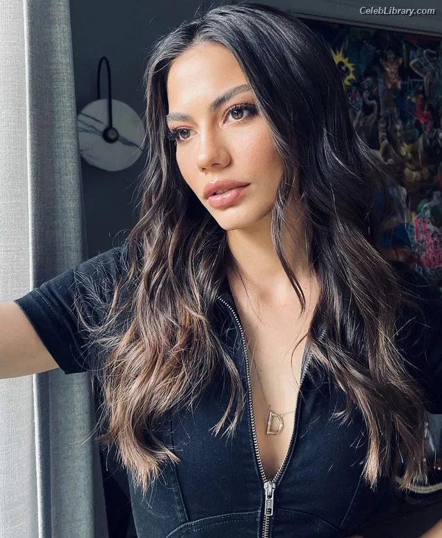Demet Özdemir photo 3 of 326