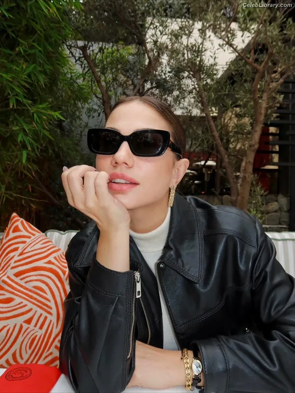 Demet Özdemir photo 11 of 326