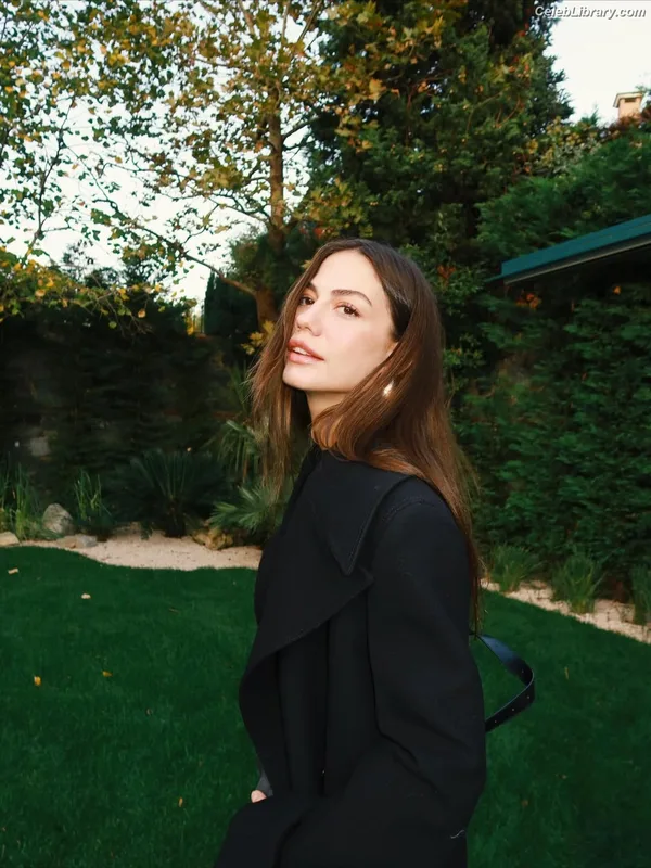 Demet Özdemir photo 14 of 326
