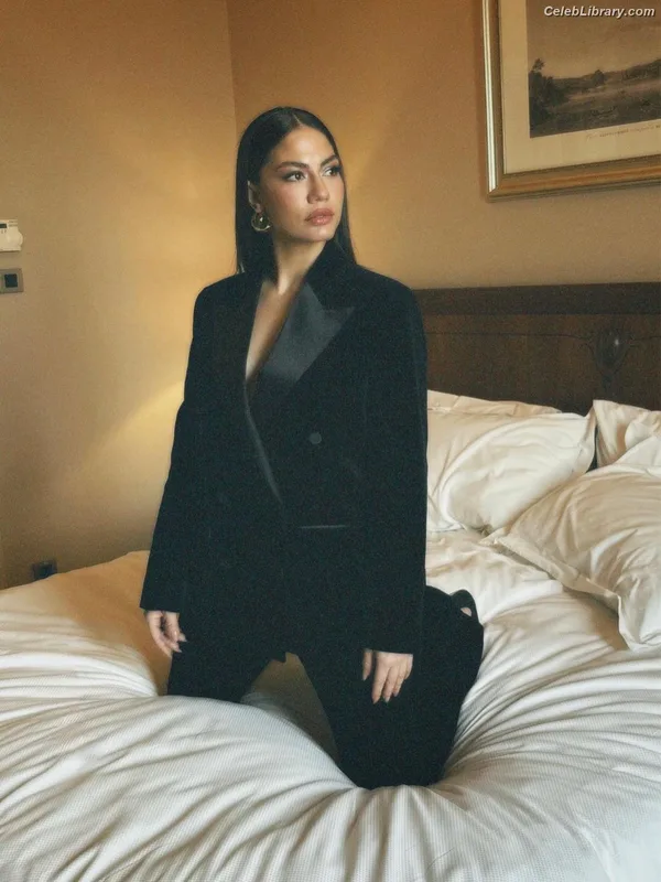 Demet Özdemir photo 18 of 326