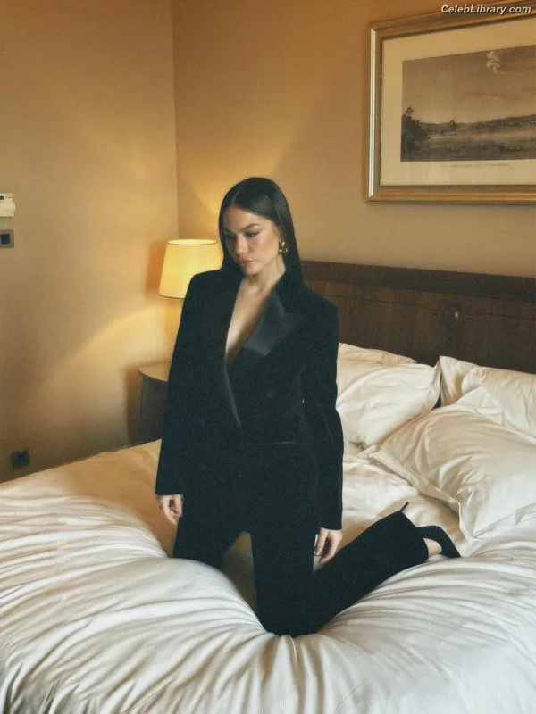 Demet Özdemir photo 19 of 326
