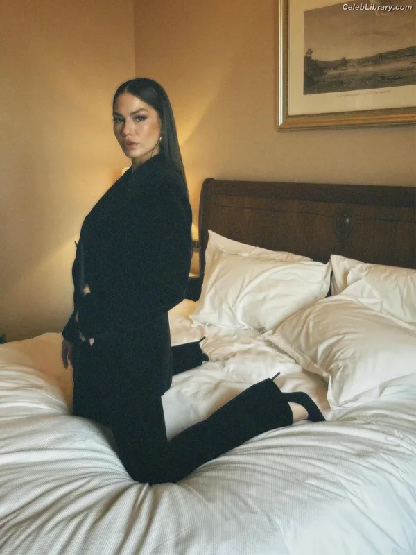Demet Özdemir photo 21 of 326