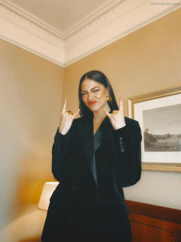 Demet Özdemir photo 22 of 326