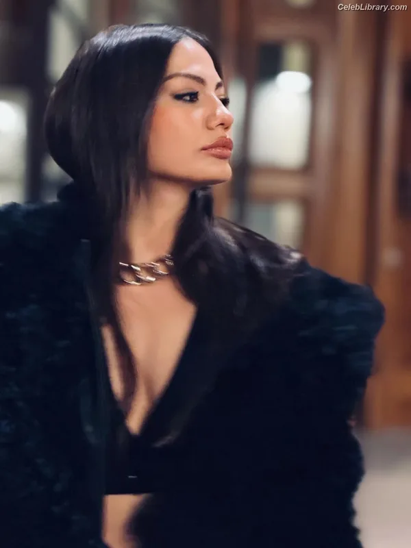 Demet Özdemir photo 4 of 326