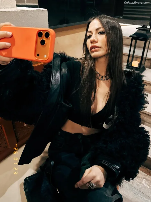 Demet Özdemir photo 7 of 326