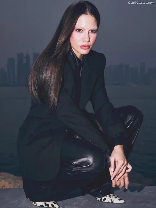 Demet Özdemir photo 14 of 326
