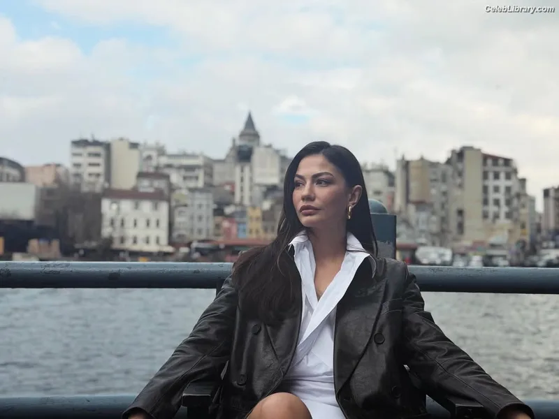 Demet Özdemir photo 17 of 326