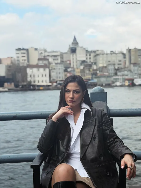 Demet Özdemir photo 20 of 326