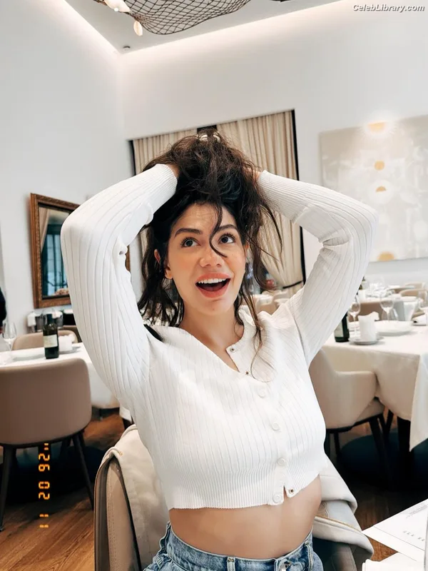 Demet Özdemir photo 21 of 326