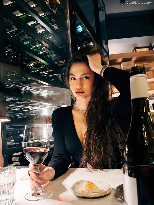 Demet Özdemir photo 13 of 326