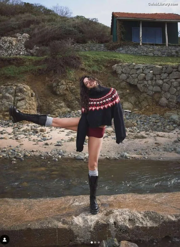 Demet Özdemir photo 17 of 326