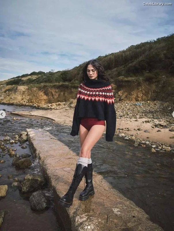 Demet Özdemir photo 20 of 326