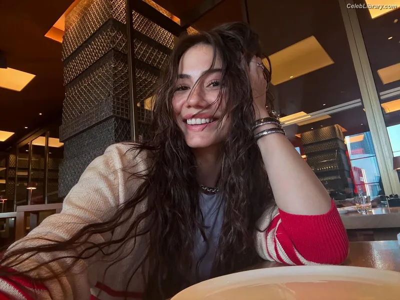 Demet Özdemir photo 2 of 326