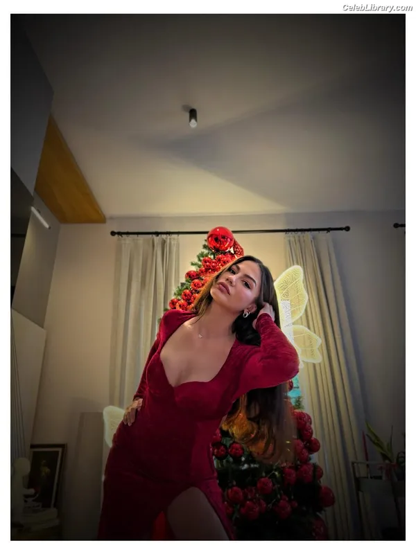 Demet Özdemir photo 4 of 326