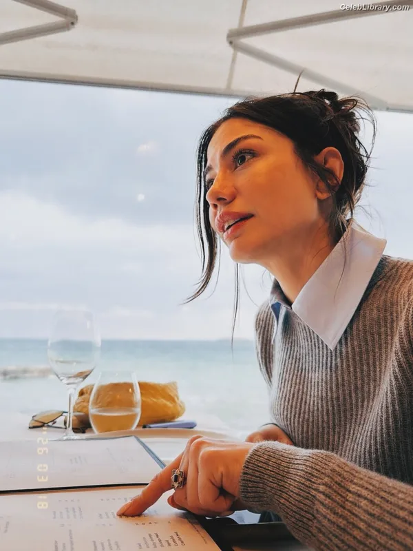 Demet Özdemir photo 3 of 326