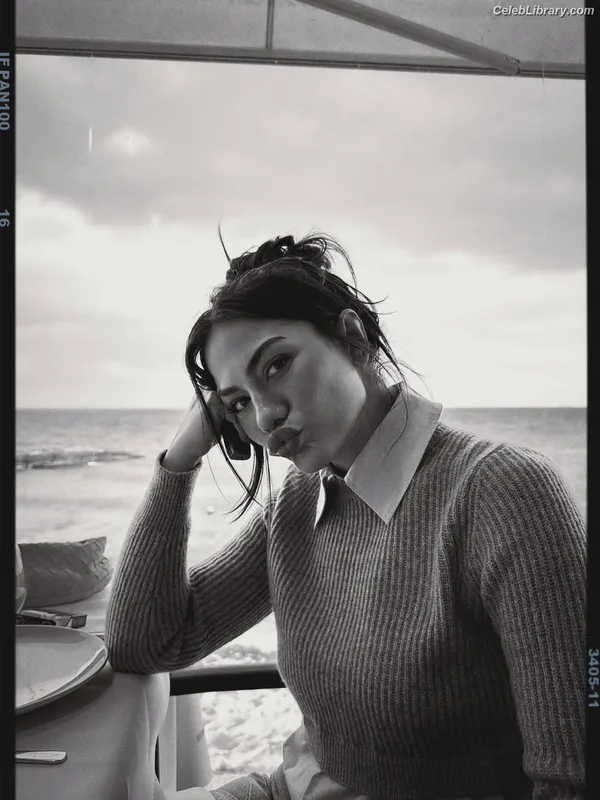 Demet Özdemir photo 5 of 326