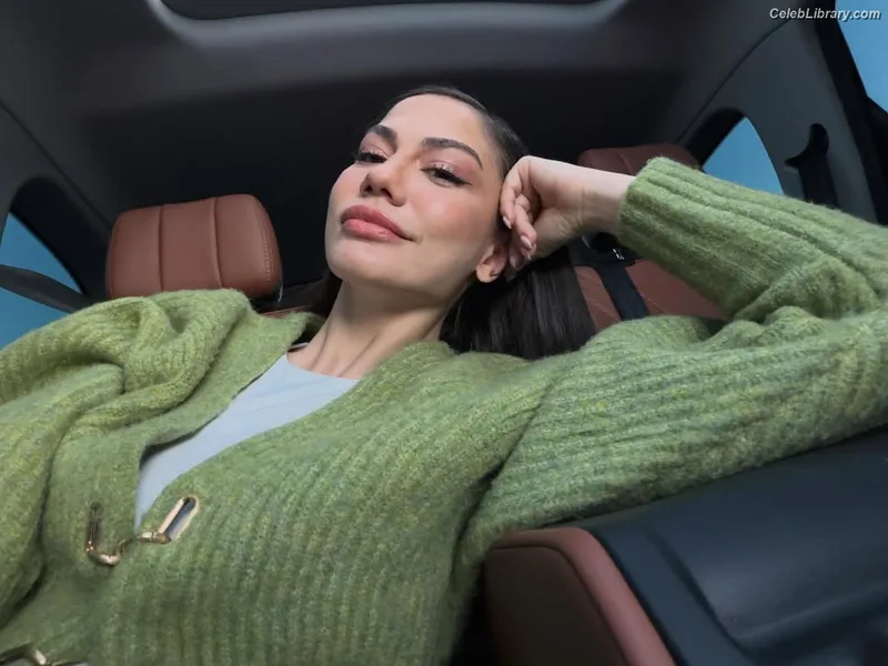Demet Özdemir photo 9 of 326